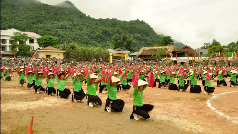 Múa đồng diễn trong ngày hội Pay Tái ở Lâm Thượng